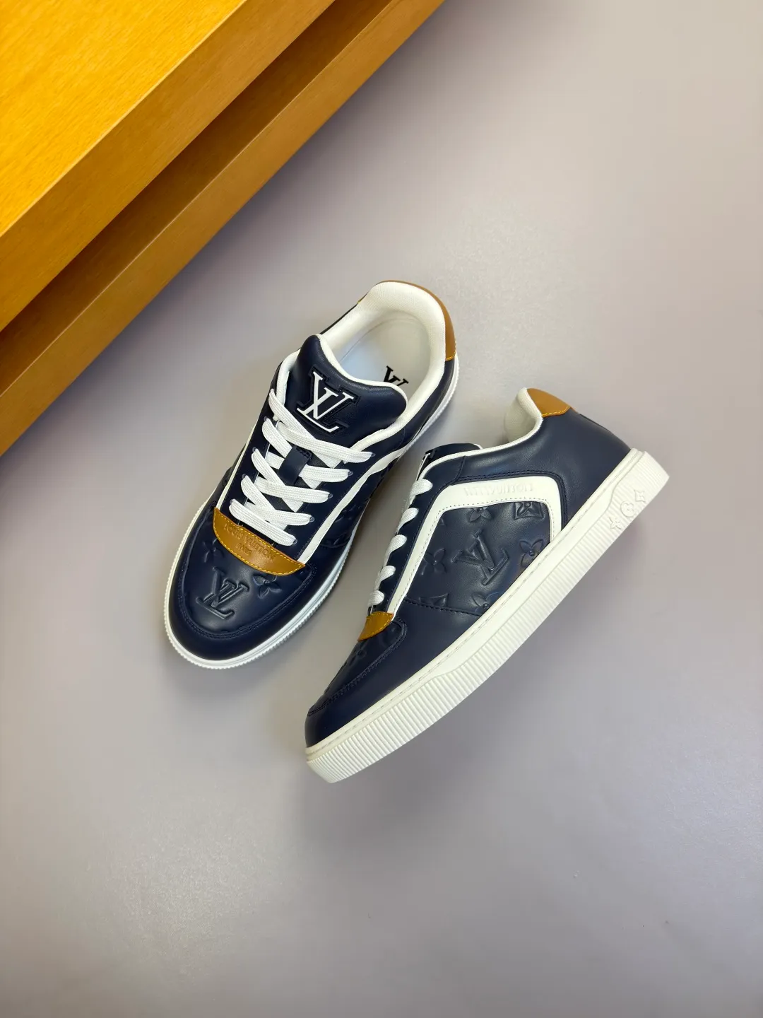 [L Home] Top P: 740💰 Size: 39-44 (customized for 38.45) 2026🆕 Lv new men's high-end original casual sports sneakers Upper: 🔝Nappa calfskin. Air-pressured brand totem, toe box, heel. Air-pressured brand logo, tongue. Sewn brand plastic module Lining: Brand canvas Outsole: Ultra-light TPR rubber; Molded outsole Super high quality control and fine workmanship.